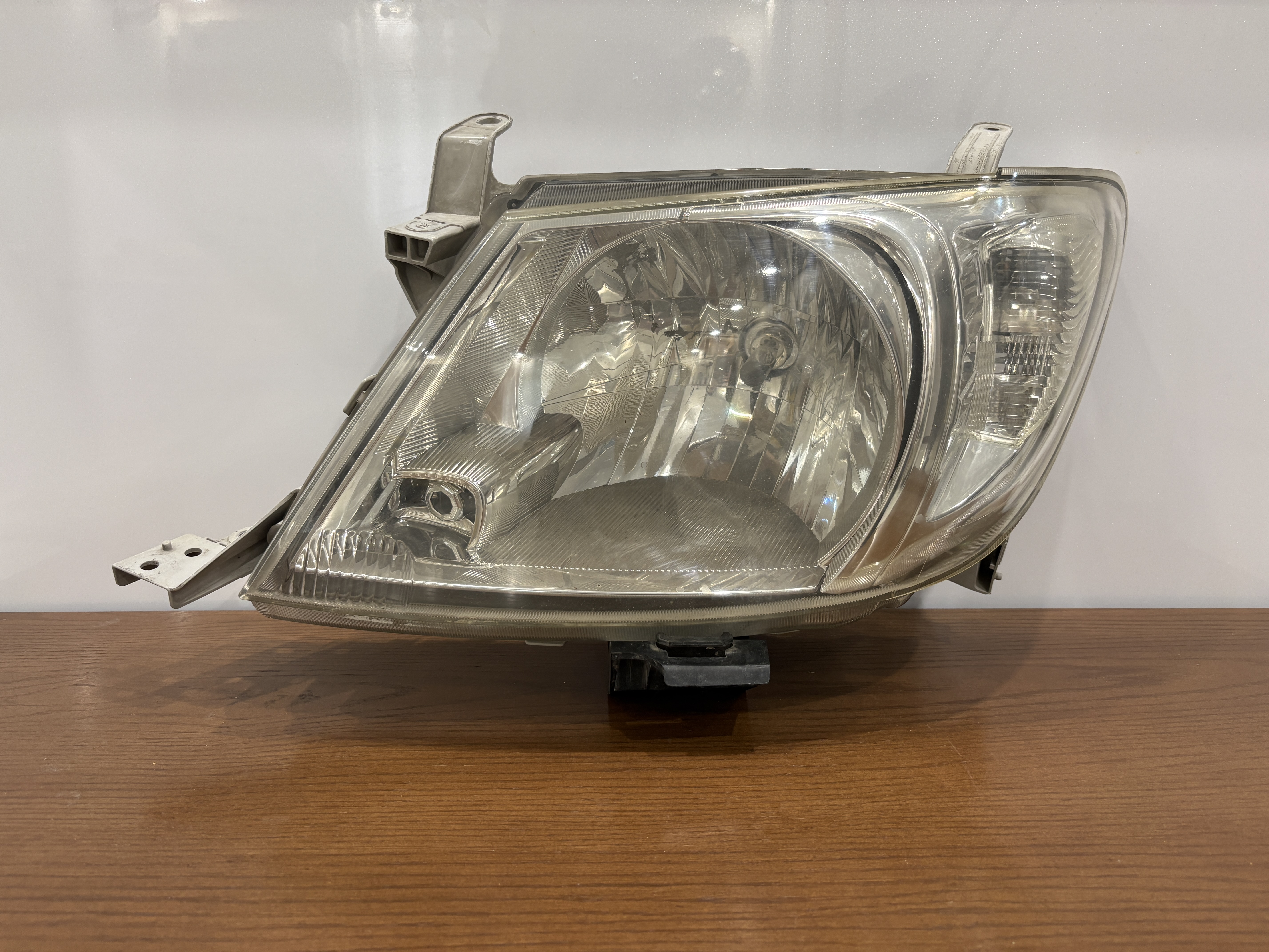 تصویر چراغ جلو تویوتا هایلوکس 2011-2008 استوک 